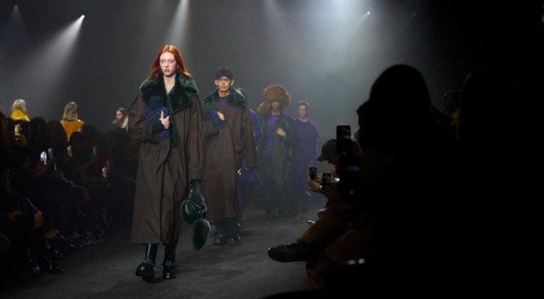 Burial firma la nuova soundtrack della sfilata Burberry