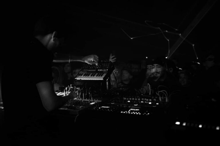 Genau Recordings ci fa ascoltare “Stupinigi Rave” di Lvca Leli: una premiere dal gusto industrial