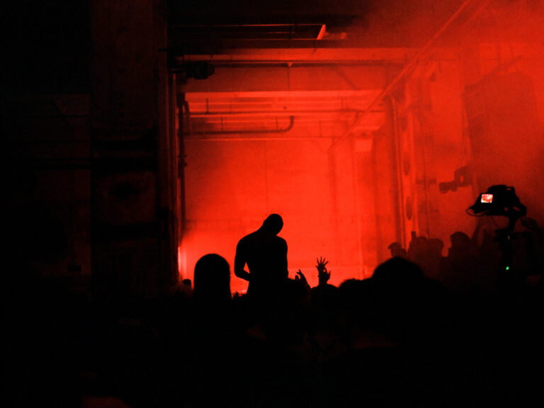 Il corpo, la città, il suono: Berlin Atonal ridefinisce il festival