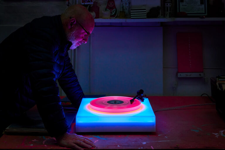 Brian Eno rilascia “Turntable II”, il giradischi/scultura a LED che cambia colore