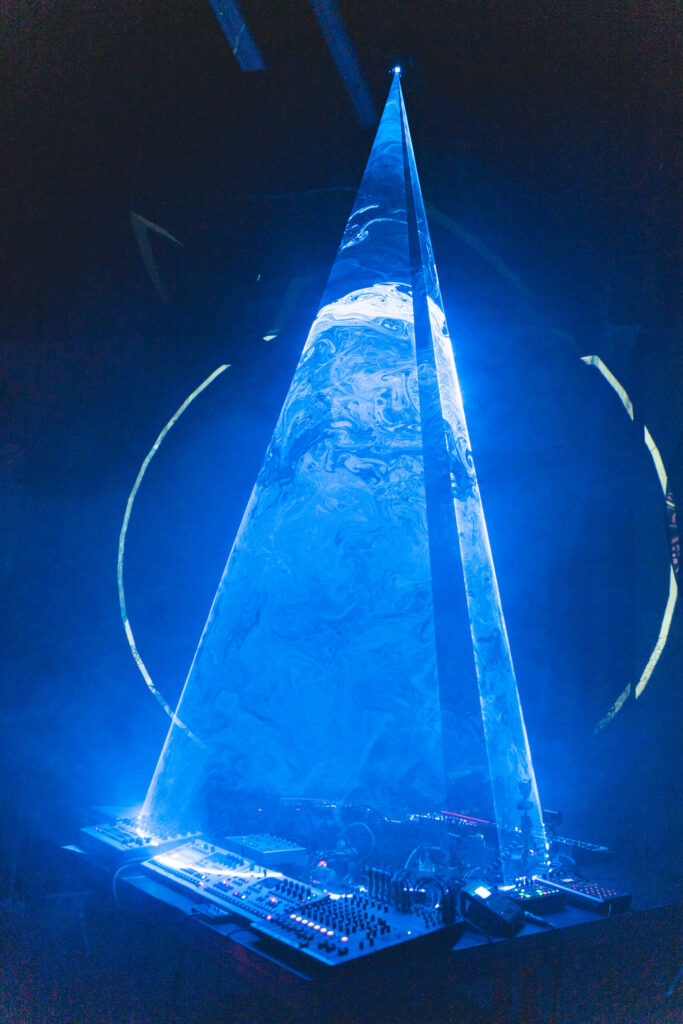 piramide di luci laser su sintetizzatori