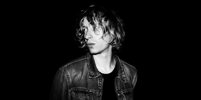 Daniel Avery reimmagina “Tremor”: arriva Midnight Versions