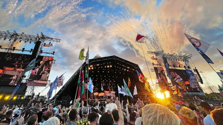 Oltre il Festival: Glastonbury 2024, musica e missione sociale