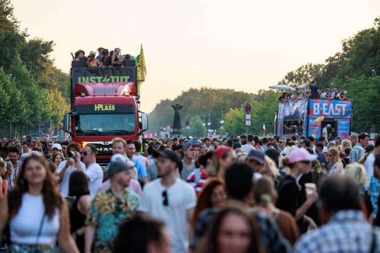 Berlino: torna Rave The Planet, la techno-parade che raccoglie l’eredità della Love Parade