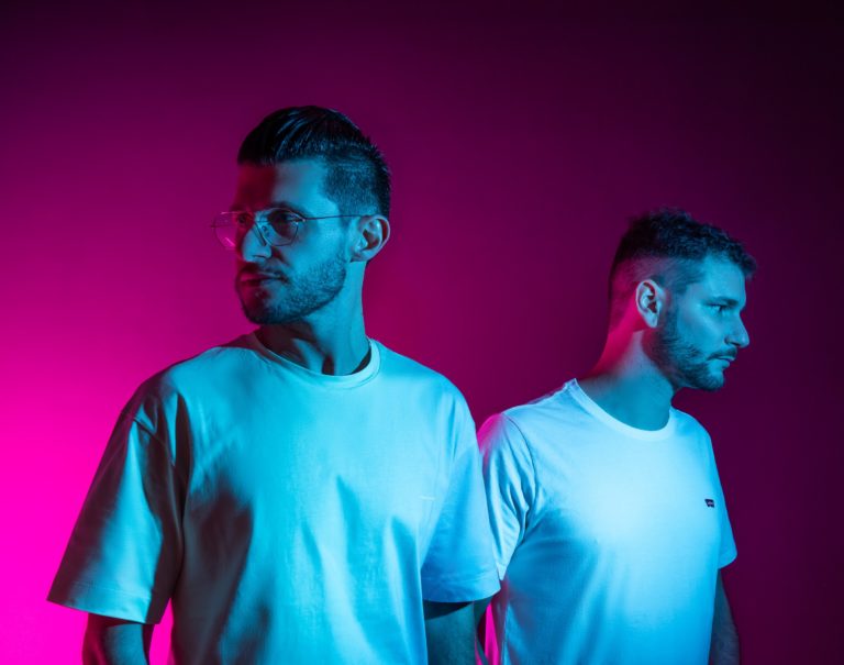 Glowal: il duo italiano rilascia l’album di debutto su Sapiens