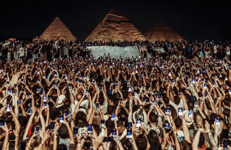 Guardare al dito, puntando alla Luna: la No Phone Policy