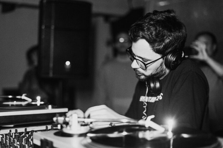 Dal live set al ritorno al digging: ecco la nostra intervista a Cosmic JD