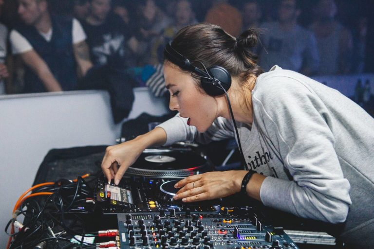 Nina Kraviz presenta il suo nuovo show audiovisivo al Coachella