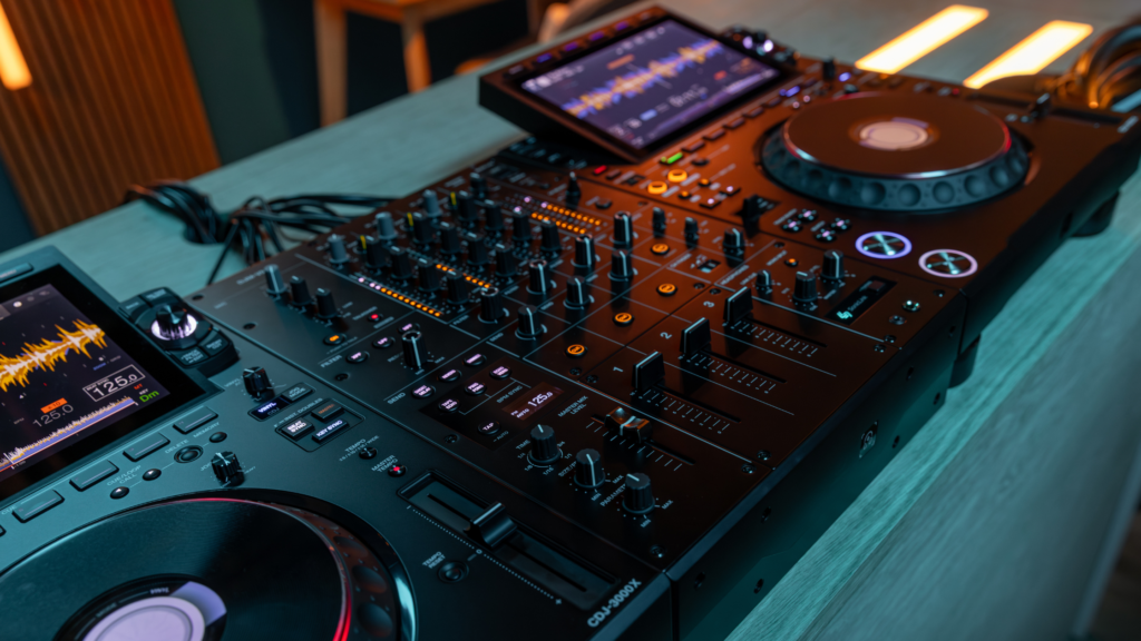 DJM-V5: il nuovo tre canali secondo AlphaTheta