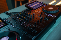 DJM-V5: il nuovo tre canali secondo AlphaTheta