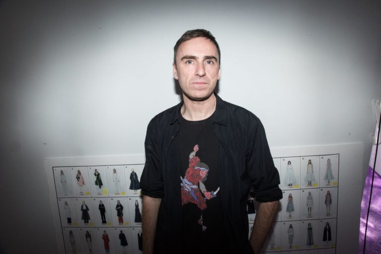 Raf Simons tributa la R&S Records nel suo ultimo show