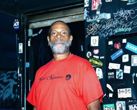 Theo Parrish con la maglia rossa