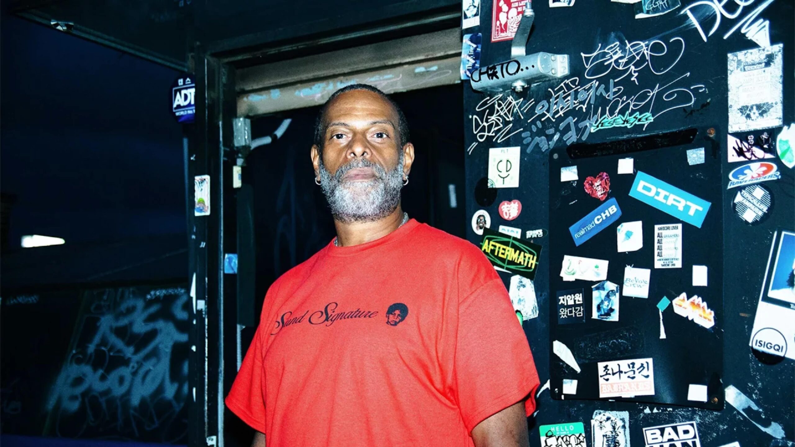 Theo Parrish con la maglia rossa
