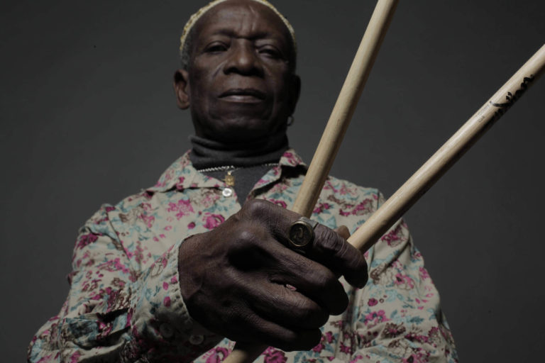 Addio a Tony Allen, leggendario batterista afrobeat