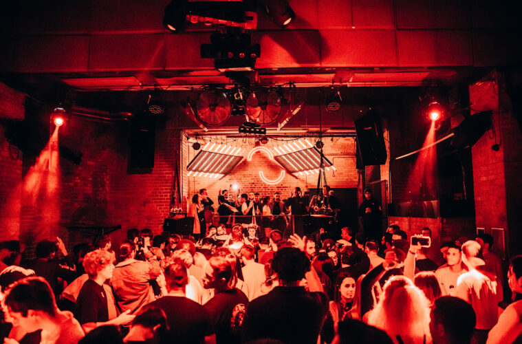 Crowd del party Way Out a Londra