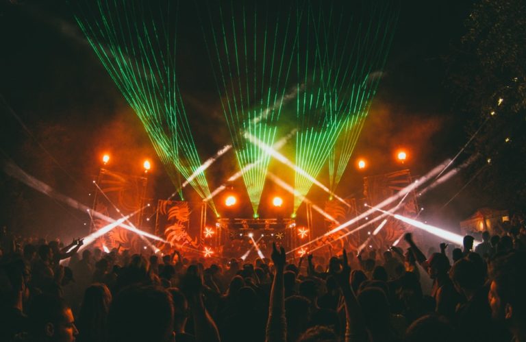 Il senato francese approva la legislazione “anti-rave”