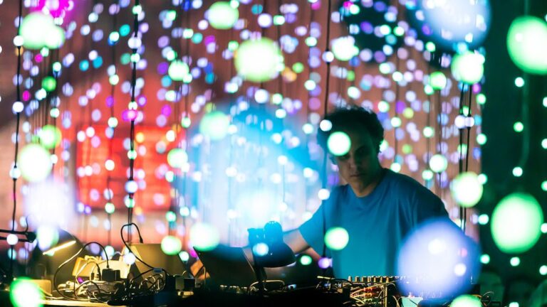 Four Tet inaugura il 2024 con il nuovo singolo “Loved”