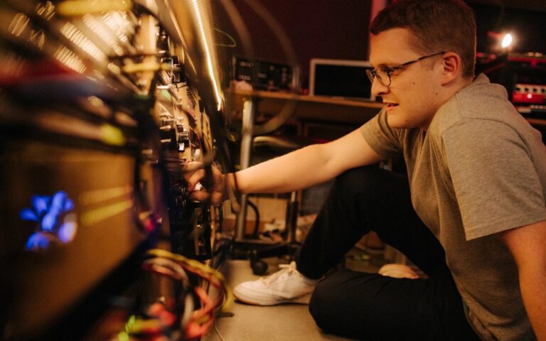 “Cascade” di Floating Points è un’immersione guidata nella mente di un genio