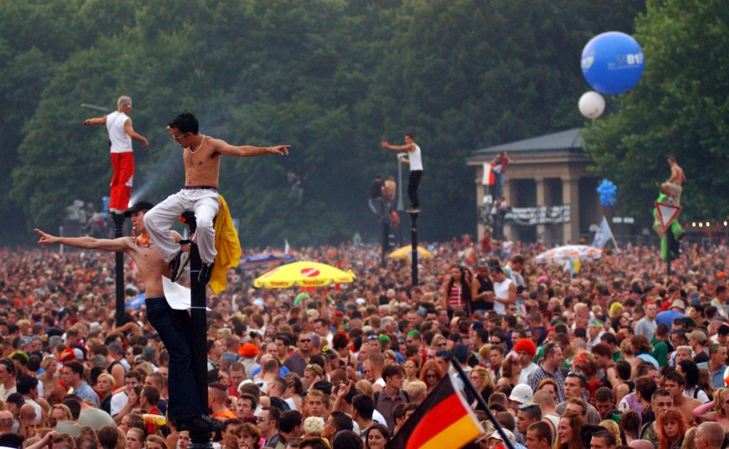 rave the planet - 2002 Love Parade, Imago/Sven Lambert