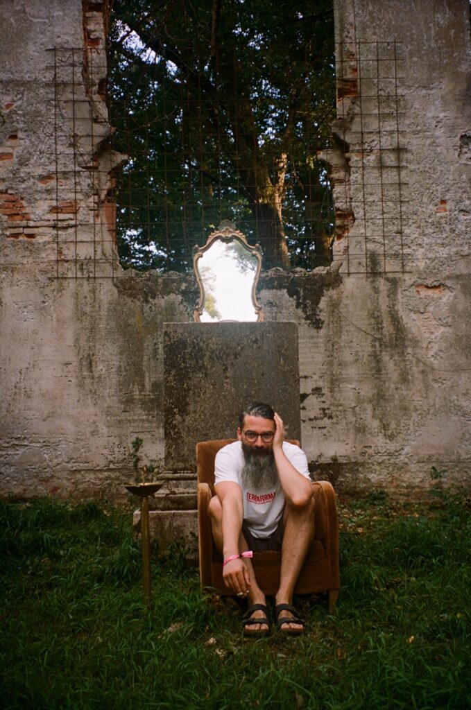 Ivkovic su una sedia in un prato